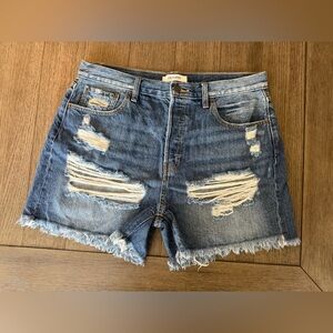 Zenana Outfitters Light Blue Distressed Frayed Hem Jean Shorts
(B37262)